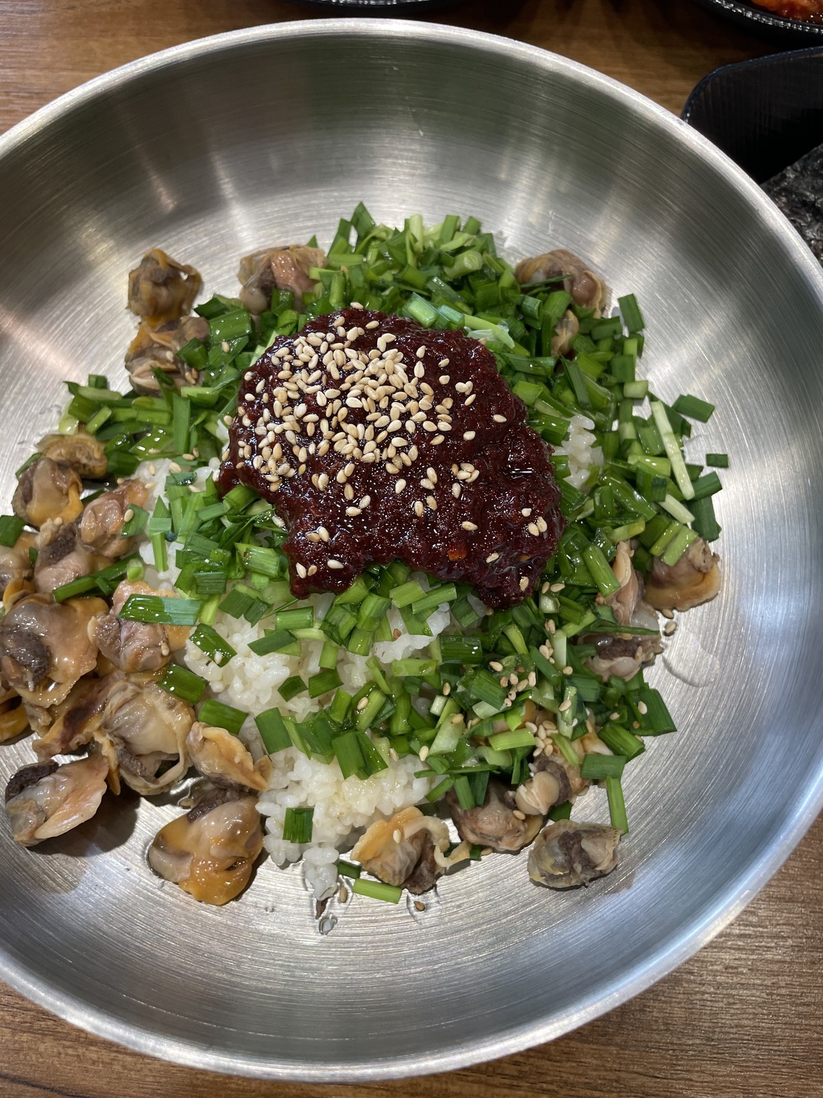 Kkomak-bibimbap and Eolkeun-bajirak-kaljebi