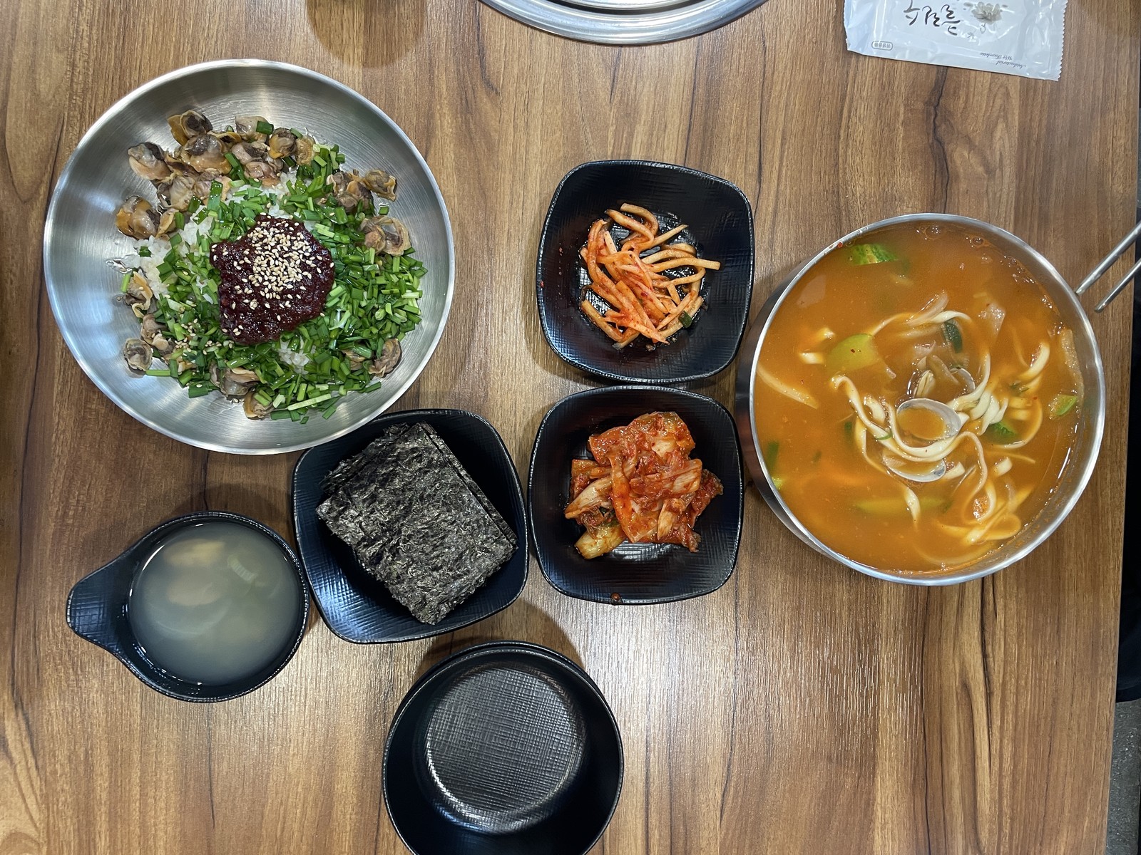 Kkomak-bibimbap and Eolkeun-bajirak-kaljebi