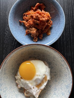 김치제육볶음과 간장계란밥